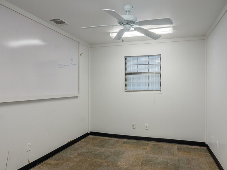 More Photos Of 108 McNutt Rd, Hutto Warehouse For Lease