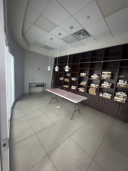 More Photos Of 10-12 Niagara Ave, Freeport Warehouse For Lease