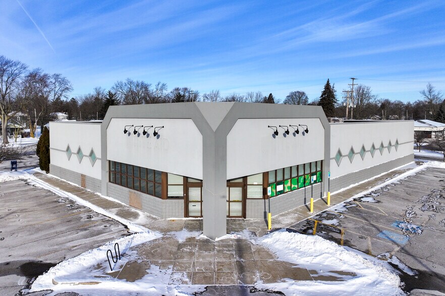 Primary Photo Of 117 N Mission St, Mount Pleasant Drugstore For Sale