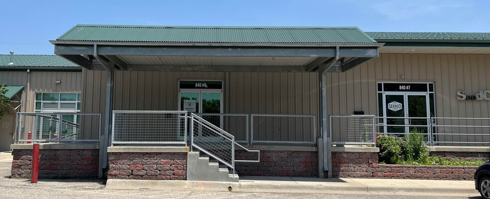 More Photos Of 840 Delaware St, Lawrence Warehouse For Lease