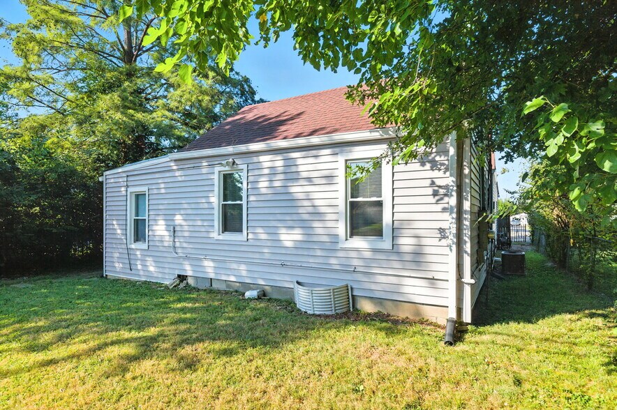 More Photos Of 409 Marquette Dr, Louisville Office For Sale