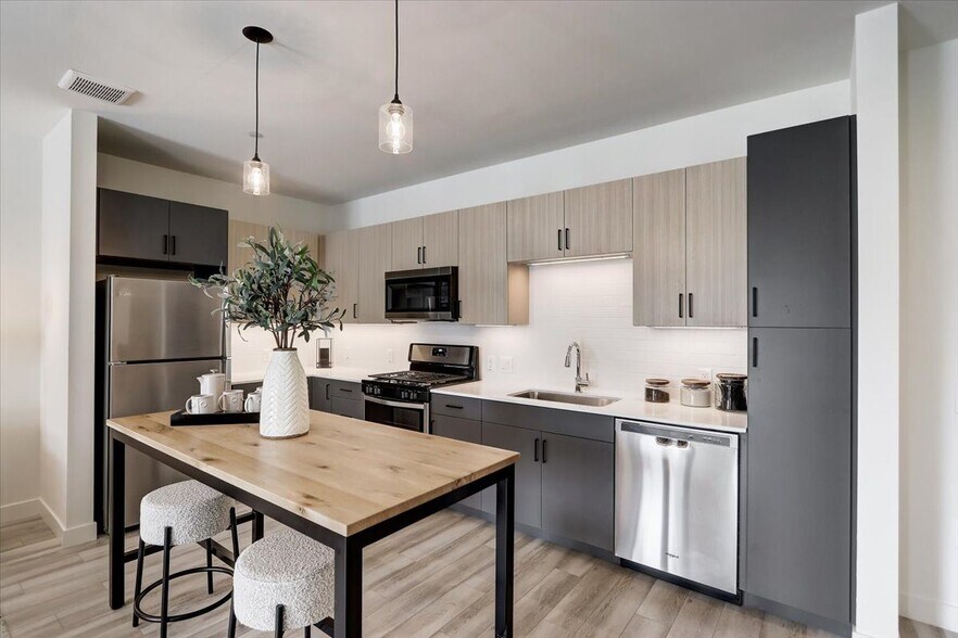 More Photos Of 1423 Ellinwood Ave, Des Plaines Apartments For Lease