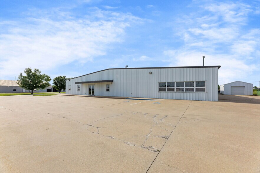 More Photos Of 900 W Miller Rd, Iola Manufacturing For Sale