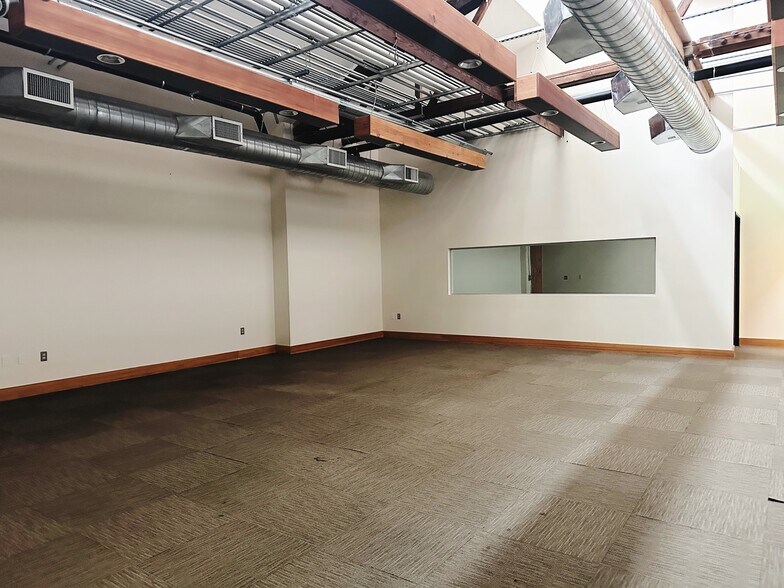 More Photos Of 2025 NW Overton St, Portland Loft Creative Space For Lease