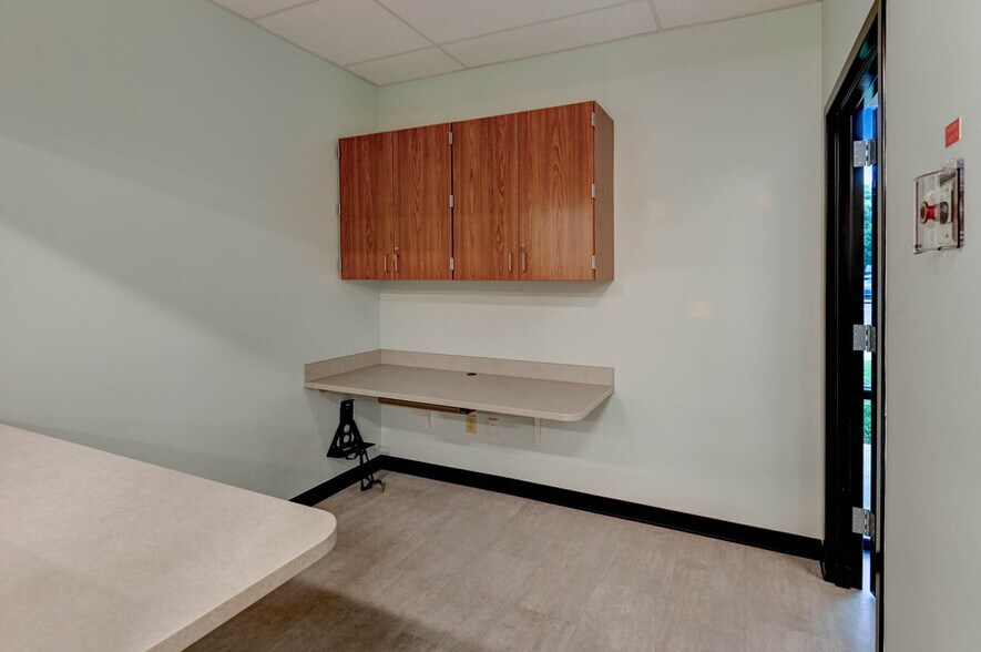 More Photos Of 1315-1317 SW 6th Ave, Topeka Medical For Lease