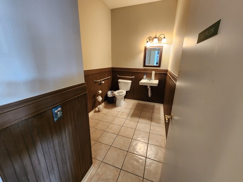More Photos Of 300-320 E Edgewood Dr, Friendswood Medical For Lease