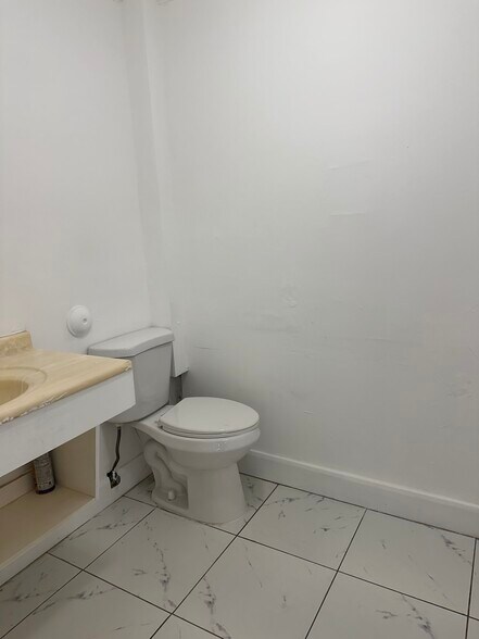 More Photos Of 1612-1646 W 31st Pl, Hialeah Unknown For Lease