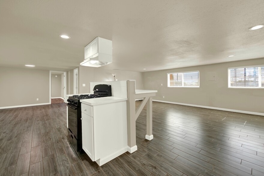 More Photos Of 124 S Porter Rd, Dixon Service For Sale