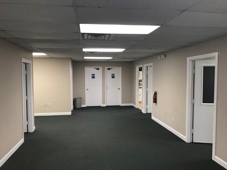 More Photos Of 6315 Presidential Ct, Fort Myers Office For Lease