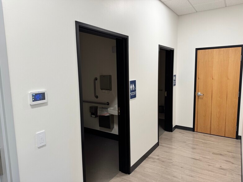 More Photos Of 4801 Biddle Rd, Central Point Office For Lease