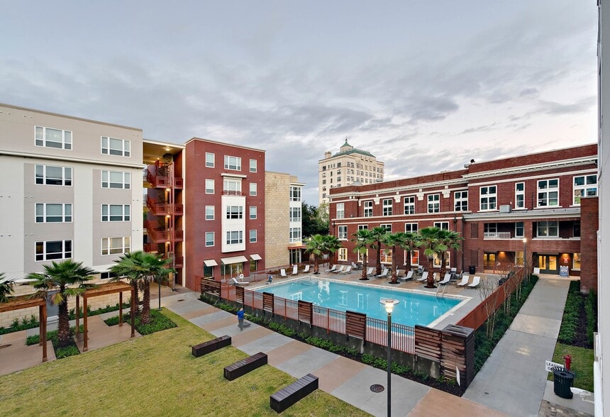 More Photos Of 491 W University Ave, Gainesville Apartments For Lease