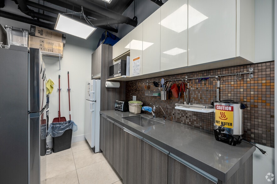 More Photos Of 1406 Centre St NE, Calgary Apartments For Sale
