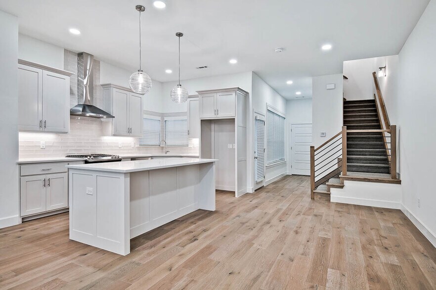 More Photos Of 502-510 W Persimmon St, Rogers Apartments For Sale