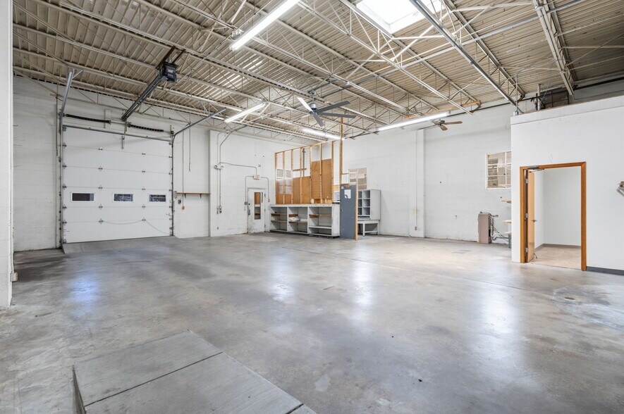 More Photos Of 311 N Waverly Ave, Springfield Warehouse For Lease