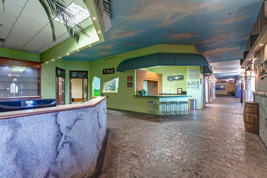 More Photos Of 1800-1850 E Merritt Island Cswy, Merritt Island Auto Dealership For Lease