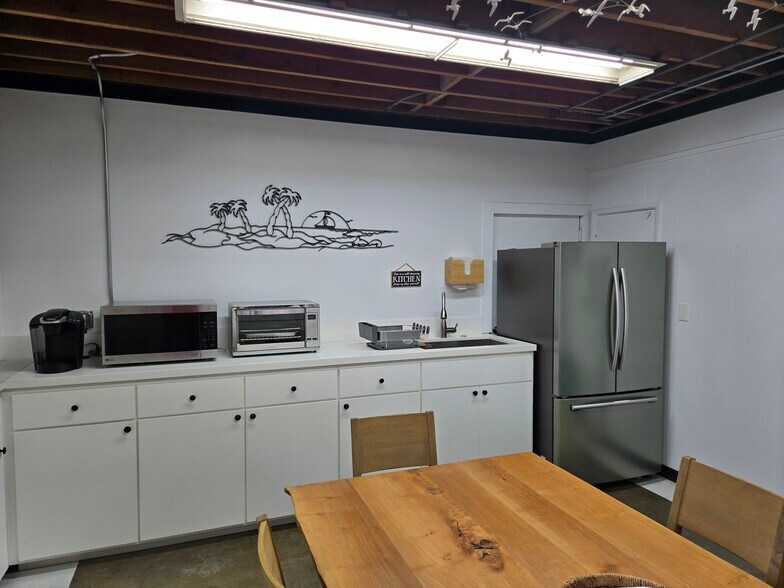 More Photos Of 1922 Placentia Ave, Costa Mesa Light Manufacturing For Lease