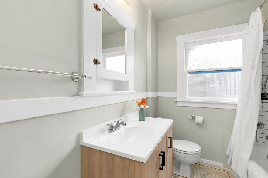 More Photos Of 410 N 46th St, Seattle Apartments For Sale
