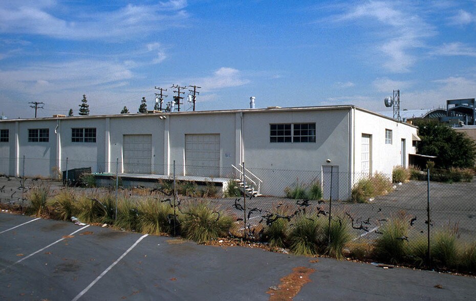 More Photos Of 5540 Harbor St, Commerce Warehouse For Lease