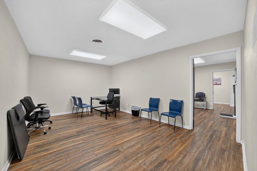 More Photos Of 108-110 W Grove St, Kaufman Office For Lease