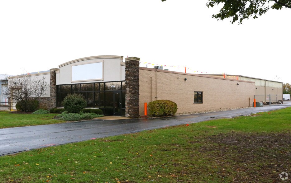 More Photos Of 8709 Pyott Rd, Lake In The Hills Distribution For Lease