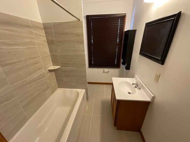 More Photos Of 107 W Delaware, Decatur Freestanding For Sale