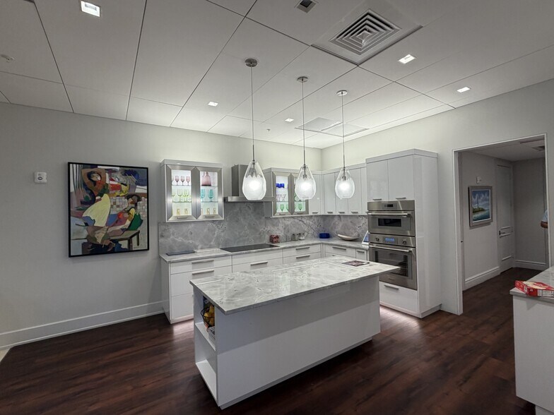 More Photos Of 633 9th St N, Naples Office For Lease