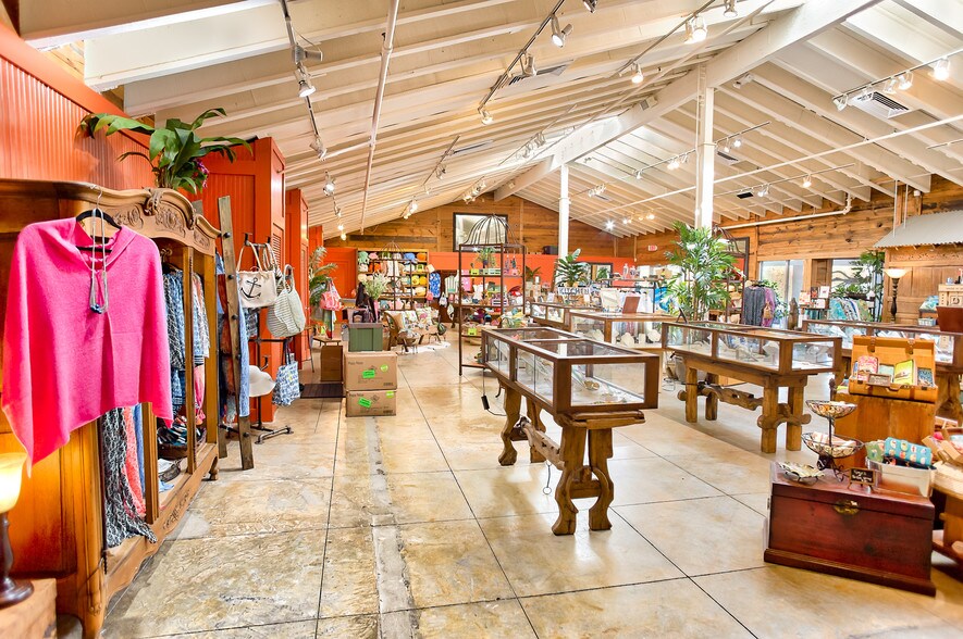 More Photos Of 1551 Periwinkle Way, Sanibel Restaurant For Sale