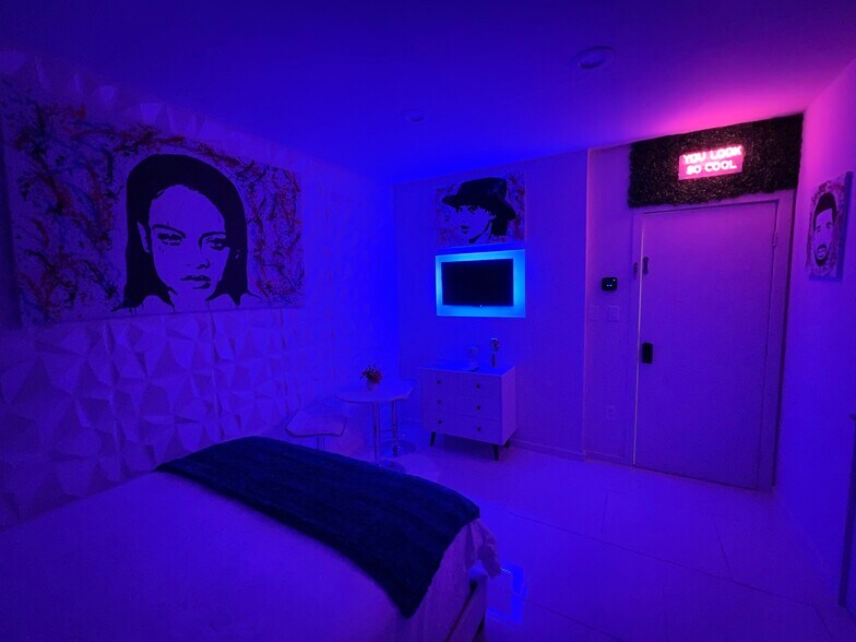 More Photos Of 1829 Fillmore St, Hollywood Hotel For Sale