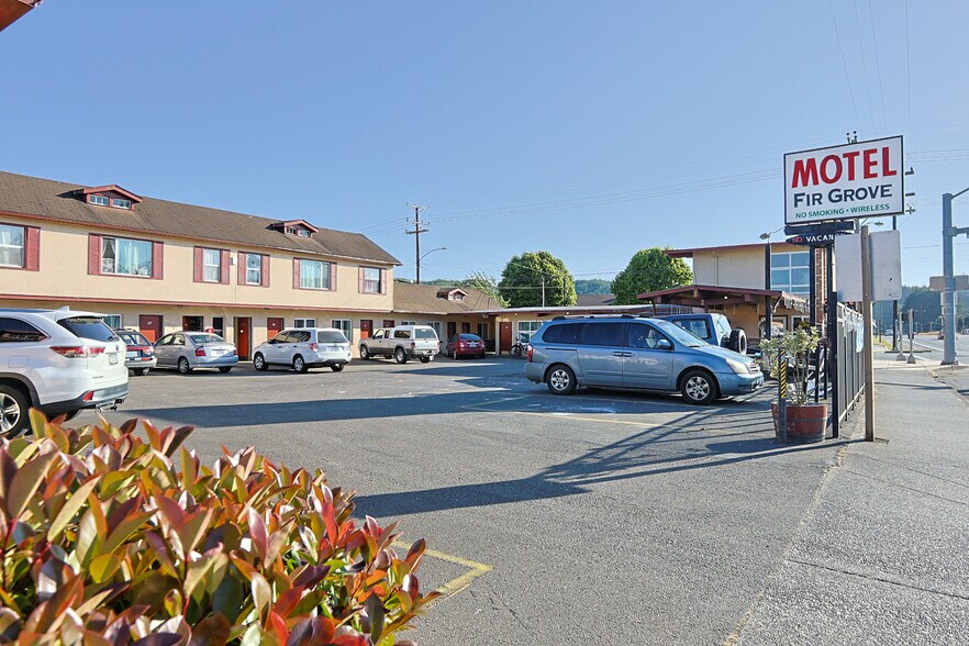 Primary Photo Of 2178 Winchester Ave, Reedsport Hotel For Sale