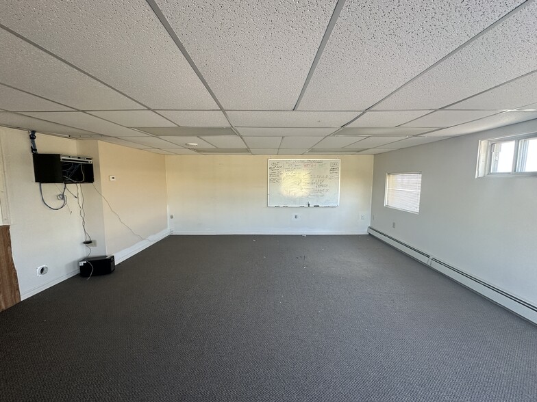 More Photos Of 1810 Yellowhead Trl NE, Edmonton Warehouse For Lease