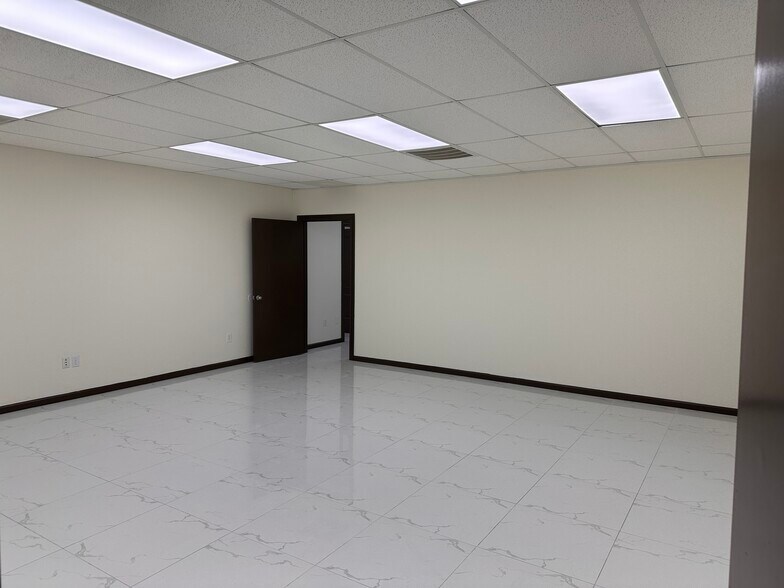 More Photos Of 9108-9110 Clarkcrest St, Houston Showroom For Lease