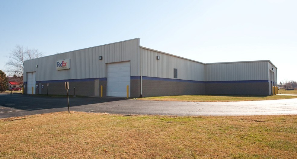 More Photos Of 2007 N Federal Dr, Urbana Distribution For Lease