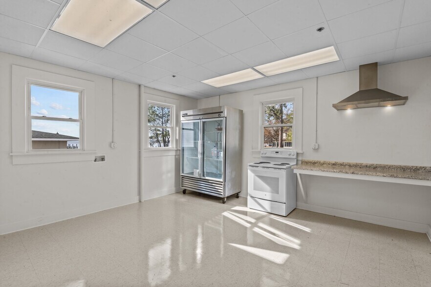 More Photos Of 738 E Main St, Belhaven Hotel For Sale