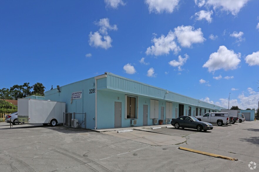 More Photos Of 3273-3289 Lake Worth Rd, Palm Springs Warehouse For Lease