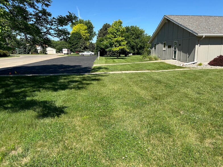 More Photos Of 335 Wycoff Dr, North Sioux City Medical For Sale