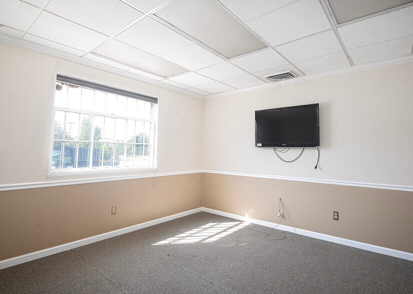 More Photos Of 6412-6418 Frankford Ave, Baltimore Warehouse For Lease