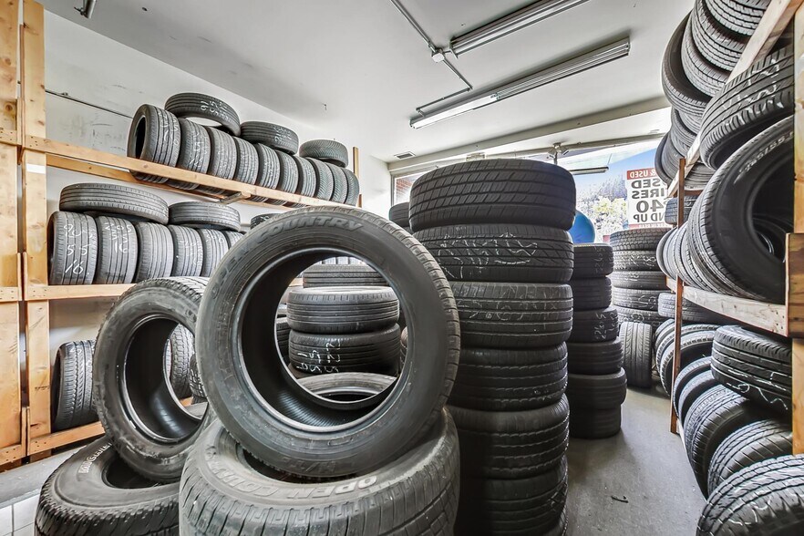 More Photos Of 2628-2634 W Touhy Ave, Chicago Storefront Retail Office For Sale