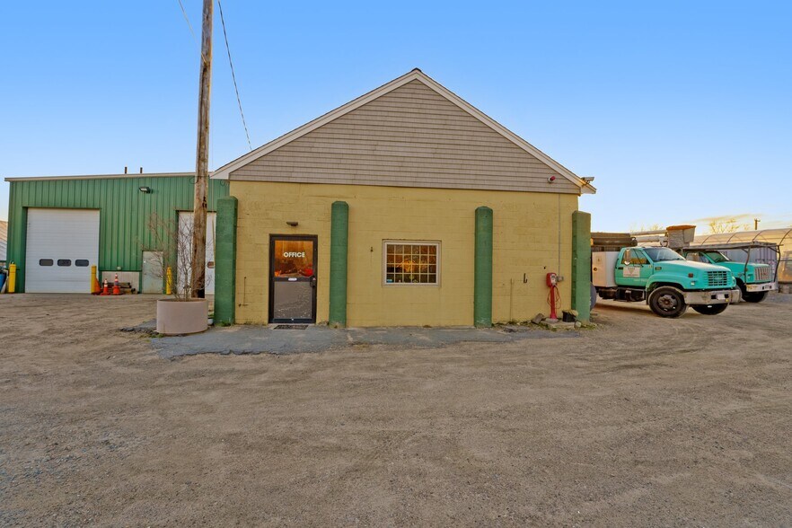More Photos Of 267 Huttleston Ave, Fairhaven Freestanding For Sale