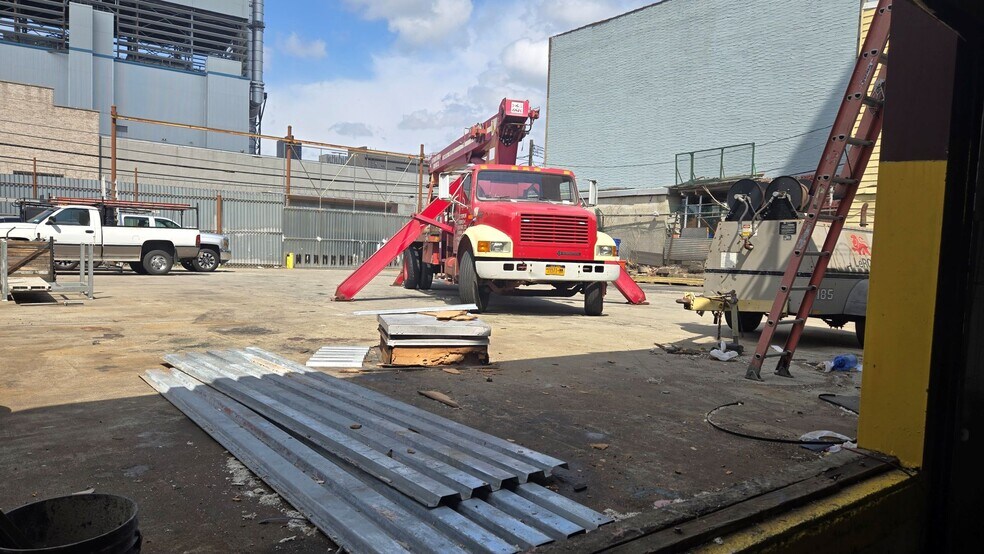 More Photos Of 3722 10th St, Long Island City Distribution For Lease