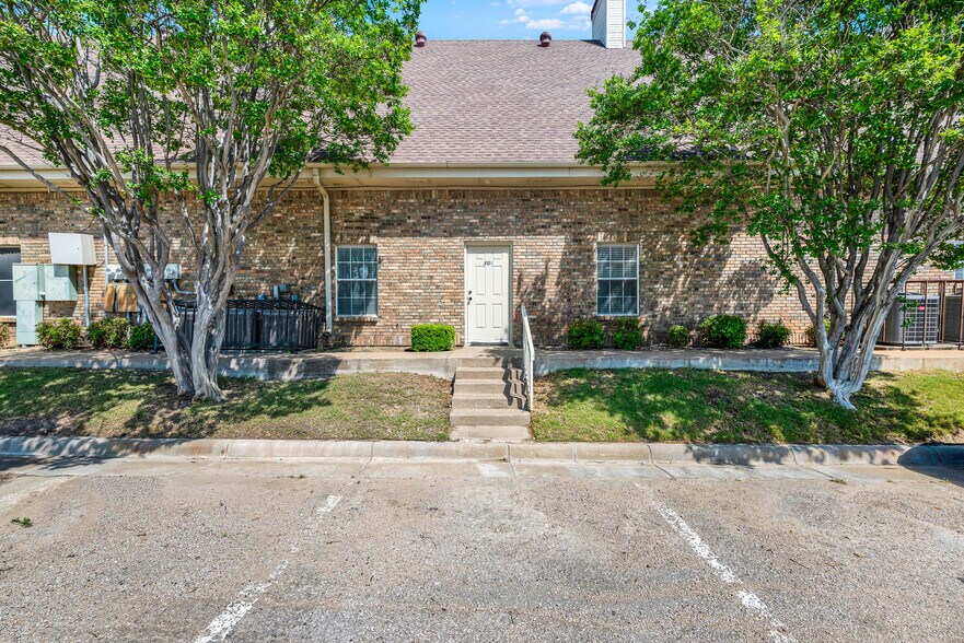 More Photos Of 326 S Edmonds Ln, Lewisville Medical For Lease