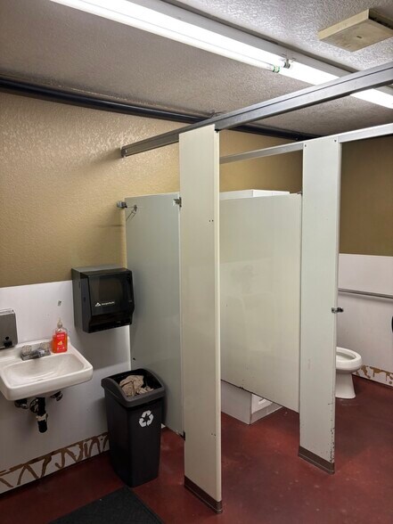 More Photos Of 323-327 W Canal Dr, Turlock Freestanding For Sale