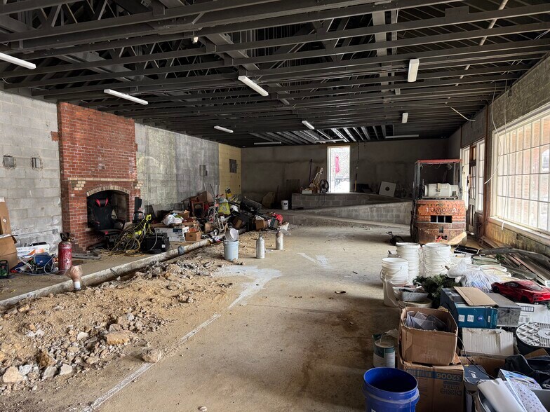 More Photos Of 700 Hardy Rd, Vinton Office For Lease