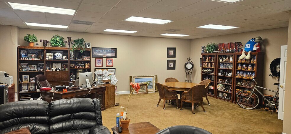 More Photos Of 10101 Lantana Rd, Lake Worth Showroom For Lease