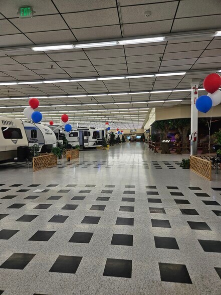 More Photos Of 525-555 E Francis Ave, Spokane Auto Dealership For Sale