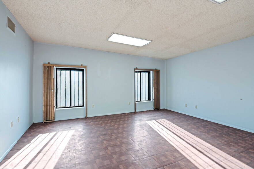 More Photos Of 1421 S Hill St, Los Angeles Warehouse For Lease