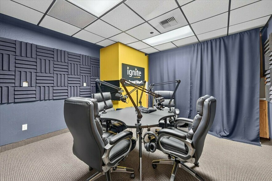 More Photos Of 2600 W Shaw Ln, Fresno Office For Sale