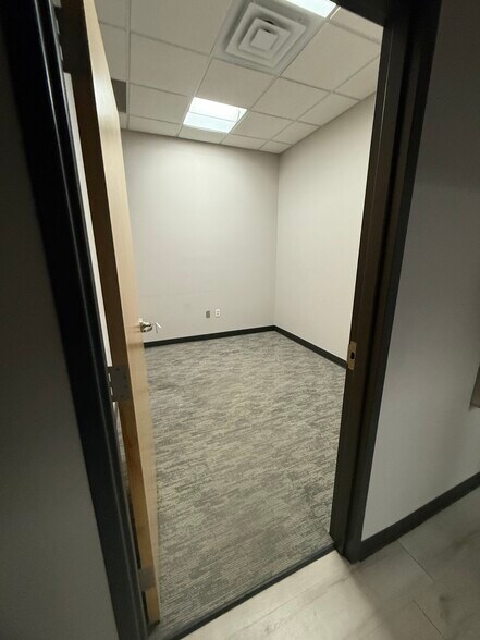 More Photos Of 211 Sioux Point Rd, Dakota Dunes Office For Lease