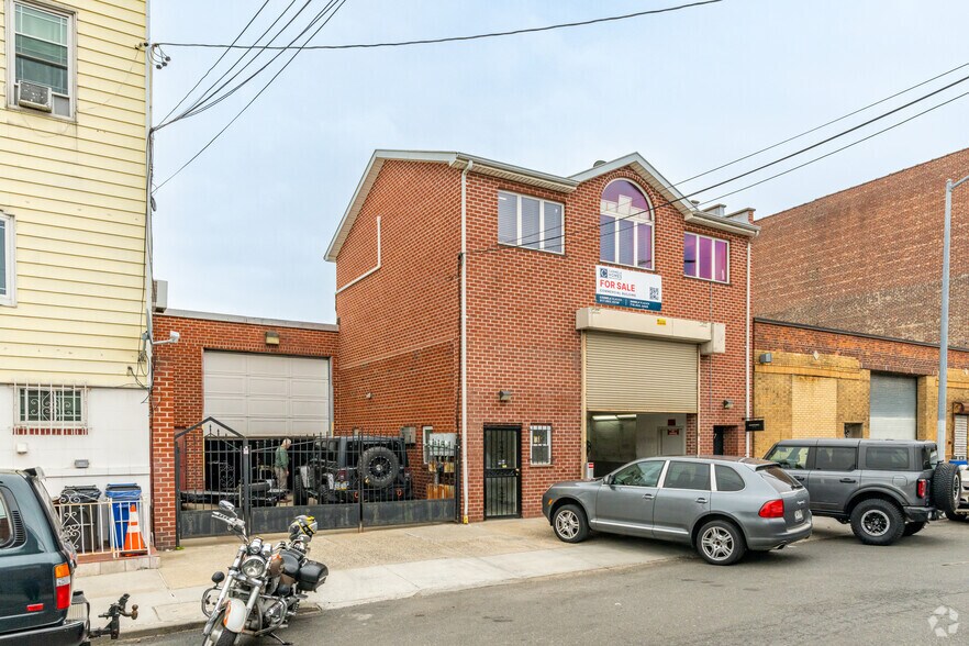 Primary Photo Of 2477 47th St, Astoria Specialty For Lease