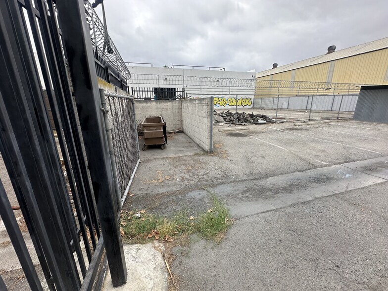 More Photos Of 2001 Hawkins Circle, Los Angeles Warehouse For Lease