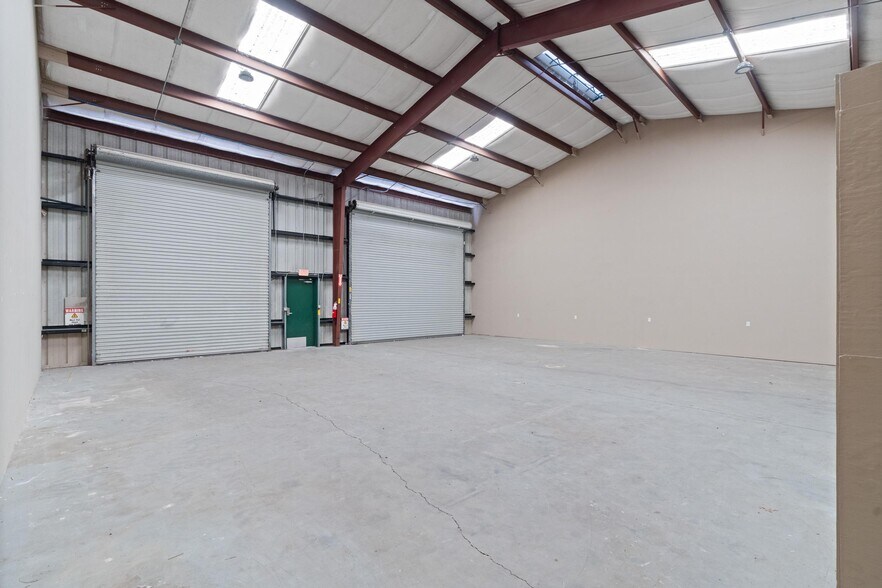 More Photos Of 743 Wesley Ave, Tarpon Springs Warehouse For Lease